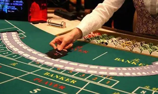 Dealer live casino profesional memberikan pengalaman bermain kasino online langsung via platform bento4